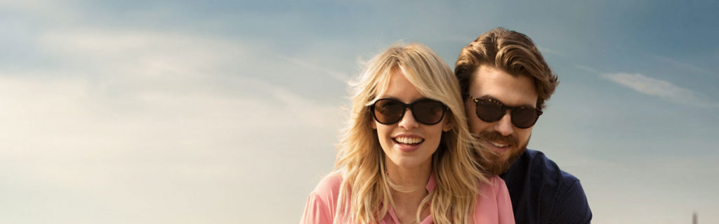 Paar mit Sonnenbrillen