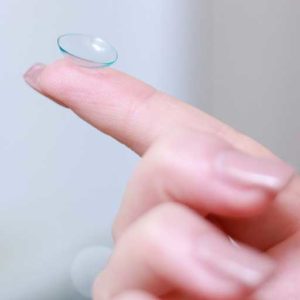 Kontaktlinse auf einem Finger